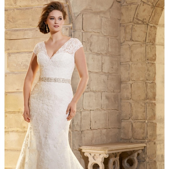 Romantic plus wedding dress - Picture 3 of 3